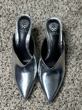 Women's silver high-heeled pumps—the Bridget model by Vince Camuto.👠👠👠👠👠👠